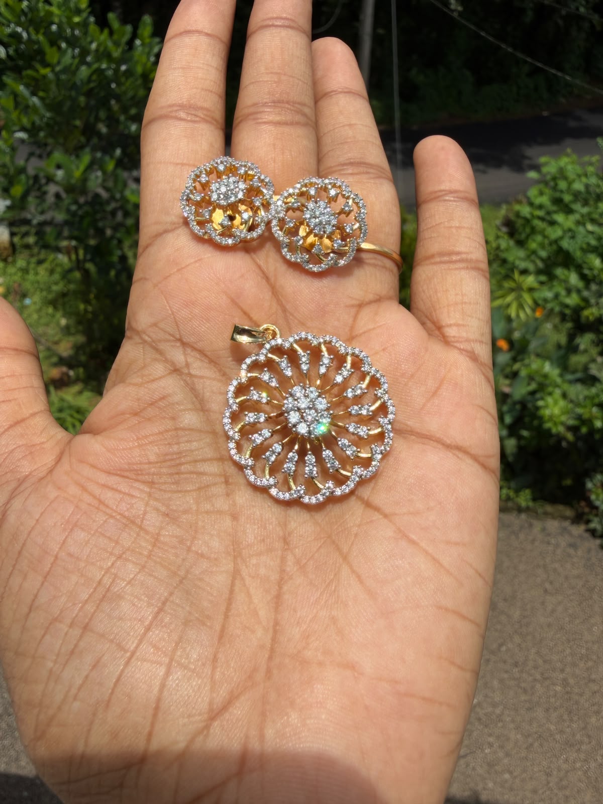 ELegant Diamond Pendent
